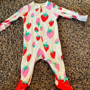 Old navy and carters 2 outfits 3-6 mon